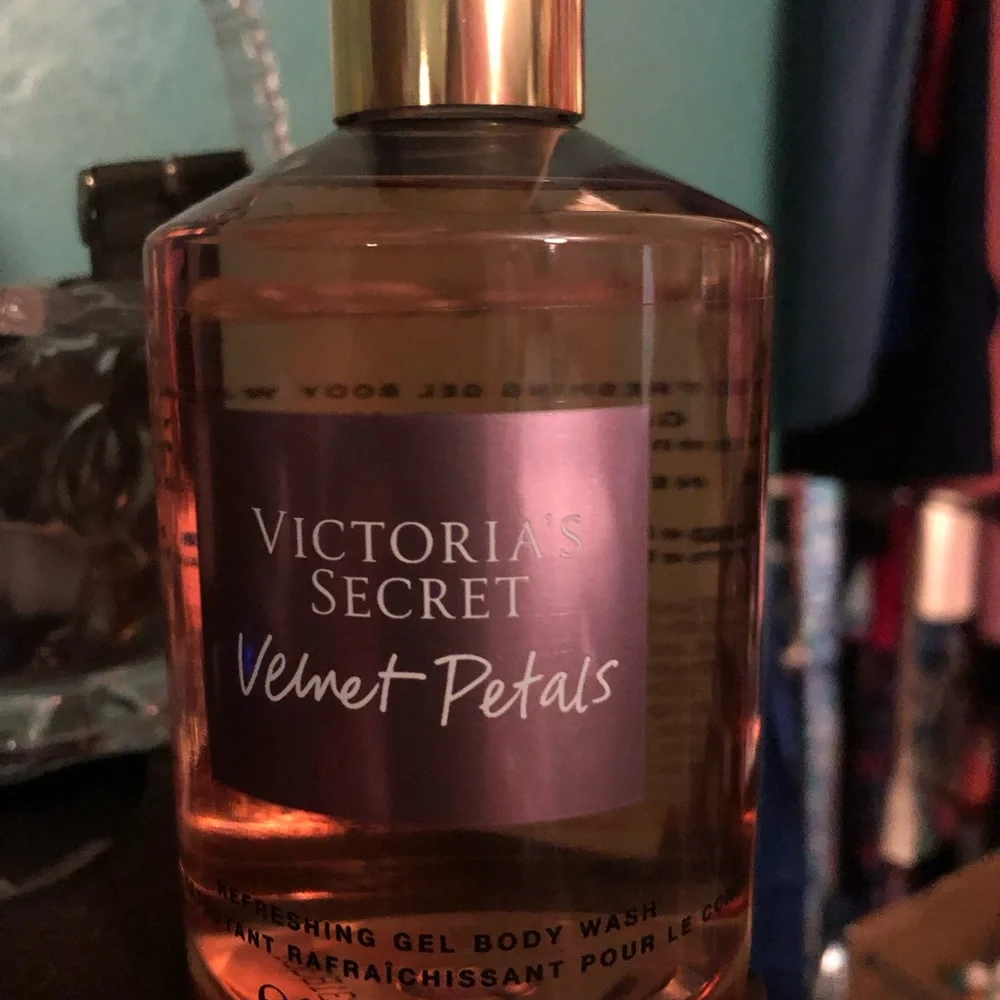Victoria's Secret Velvet Petals Pink Body Wash - Picture 2 of 3